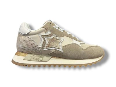 Tomaia in pelle, suede e nylon tecnici, guancialino in vitello, soletto in pelle estraibile, fondo in eva fresata con battistrada in gomma