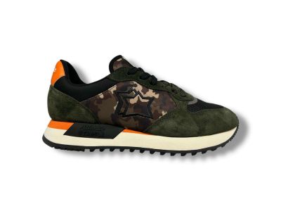 Tomaia in suede e nylon tecnici, guancialino in vitello, soletto estraibile, fondo in eva fresata con battistrada in gomma