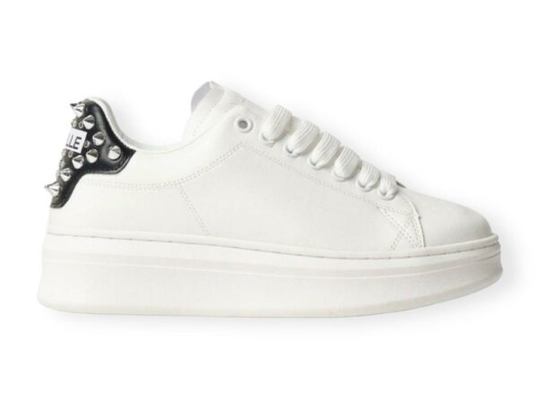 gaelle gbcdp3078 sneakers bianco con tallone nero e borchie