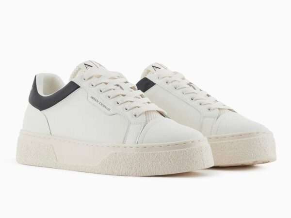 armani exchange sneakers uomo off white in pelle martellata con retro a contrasto xux236xv906n480