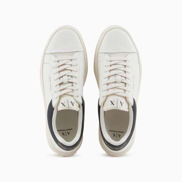 armani exchange sneakers uomo off white in pelle martellata con retro a contrasto xux236xv906n480