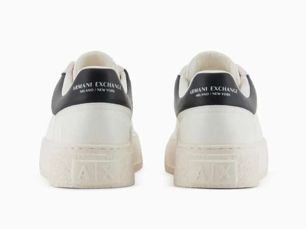armani exchange sneakers uomo off white in pelle martellata con retro a contrasto xux236xv906n480