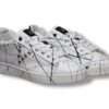 v2 brand sneaker uomo sierra vitello bianco con borchie e schizzi di vernice sbilowne
