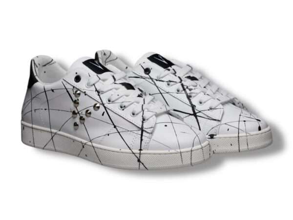 v2 brand sneaker uomo sierra vitello bianco con borchie e schizzi di vernice sbilowne