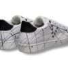 v2 brand sneaker uomo sierra vitello bianco con borchie e schizzi di vernice sbilowne