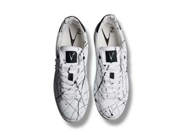 v2 brand sneaker uomo sierra vitello bianco con borchie e schizzi di vernice sbilowne