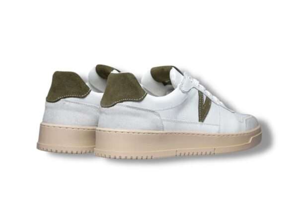 v2 brand sneaker uomo college bianca con retro e inserto scamosciato verde militare
