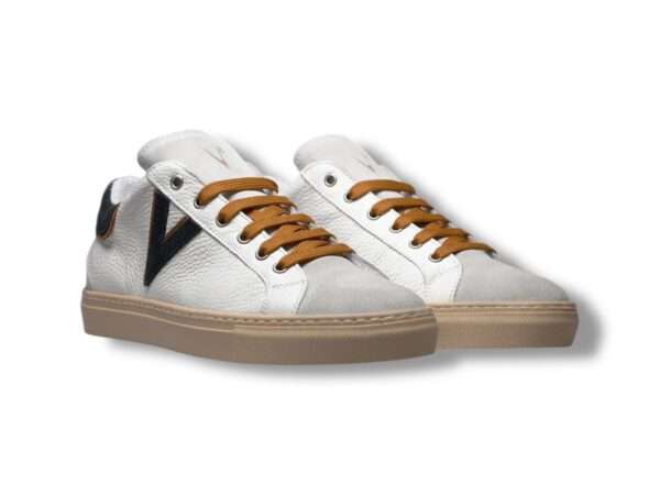 v2 brand sneaker uomo olympic v suola bassa in pelle martellata con inserto e retro bocolor blu e cuoio