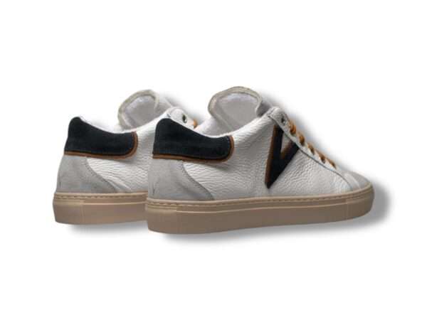 v2 brand sneaker uomo olympic v suola bassa in pelle martellata con inserto e retro bocolor blu e cuoio