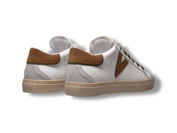 v2 brand sneaker uomo olympic v suola bassa in pelle martellata con inserto e retro bocolor cuoio e verde militare