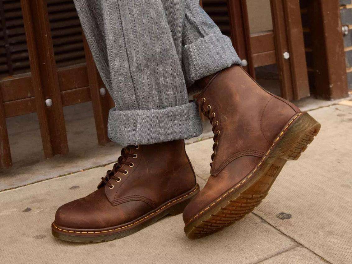 drmartens anfibio boots uomo 1460 in pelle crazy horse dark brown 11822203 0 drmartens anfibio boots 1460 in pelle crazy horse dark brown 11822203