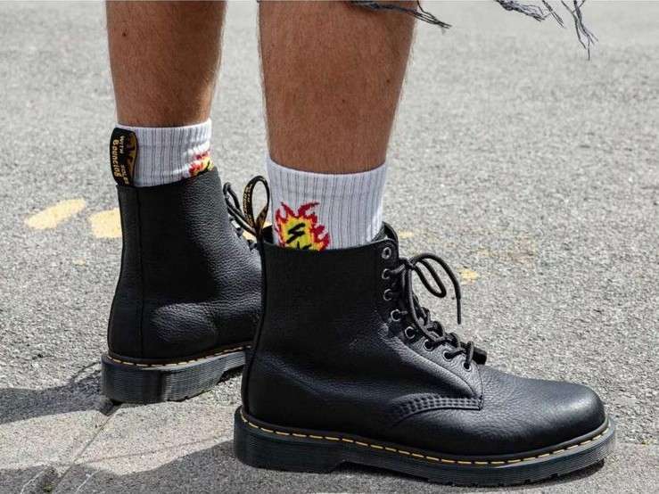 drmartens anfibio boots uomo in pelle pascal ambassador nero 31981001 0 drmartens anfibio boots in pelle pascal ambassador nero 31981001